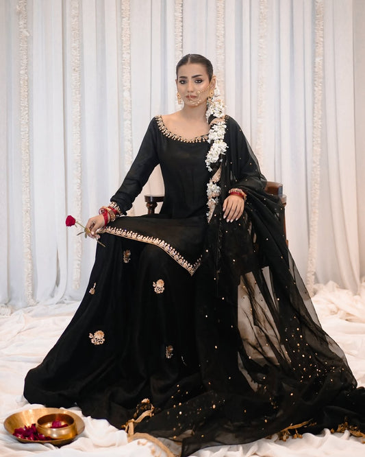 "5 Fashion Trends for Ladies Suits in Pakistan to Watch in 2025"